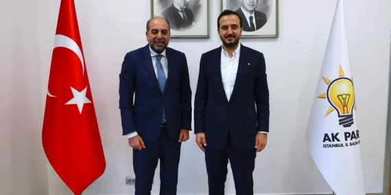 AKP’nin desteklediği adayı 6 oy farkla yenen İstanbul 2 Nolu Baro Başkanı Rıza Saka, AKP İstanbul İl Başkanlığını ziyaret etti. Saka, baronun Cumhurbaşkanı’nın iradesiyle kurulduğunu belirtti. Rakibi Ali Kasım Tuna, itirazlarının reddedildiğini açıklayarak Saka’yı tebrik etti.