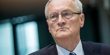 BND eski başkanı August Hanning hakkında, kurumun yaklaşık 2 bin gizli belgesini yabancı istihbarat yetkilileriyle temaslarında kullandığı iddiasıyla soruşturma yürütülüyor. Hanning 6 Ekim'de tutuklandı. Soruşturma kapsamında Hanning ile eski Mossad Direktörü Danny Yatom arasındaki e-posta yazışmaları da ortaya çıktı.