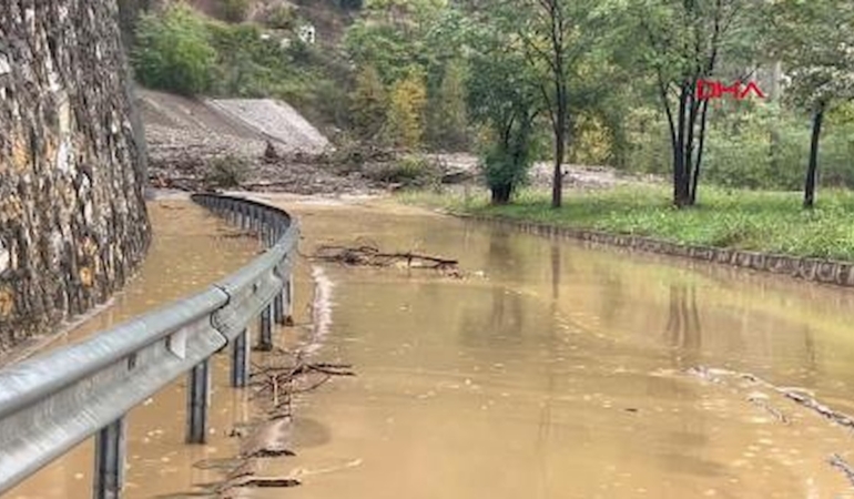 Sakarya'da sağanak nedeniyle kapanan iki mahallenin bağlantı yolunda çalışma başlatıldı