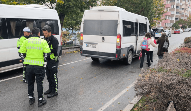 Kütahya'da Özel Öğrencileri Serviste Bırakıp Kaçan Ehliyetsiz Sürücüye ve Araç Sahibine Para Cezası