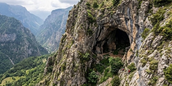 Artvin kanyonlarındaki sarp mağaralardan çıkarılan elf balının kilogramı 264 bin liradan satılıyor