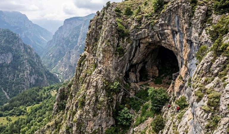 Artvin kanyonlarındaki sarp mağaralardan çıkarılan elf balının kilogramı 264 bin liradan satılıyor